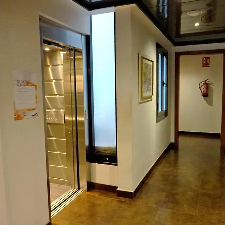 로렛 람블라스 호텔 *