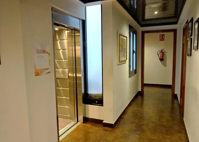 略雷特兰布拉酒店 酒店 *
